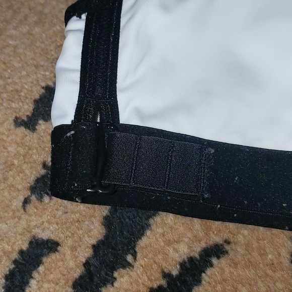 Very cute white with black pipeline sports bra - Picture 2 of 7